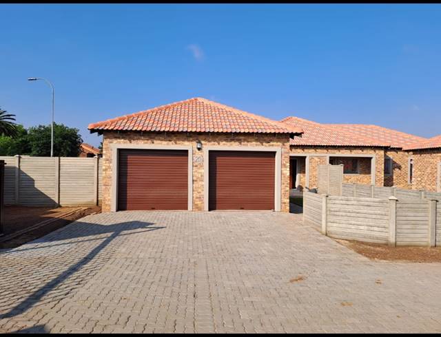 3 BEDROOM TOWNHOUSE FOR SALE IN RIVERSDALE
